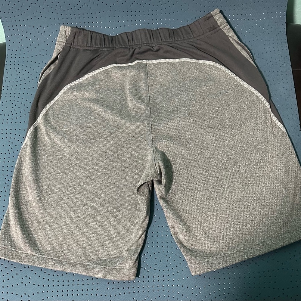 H&M men sport shorts size S excellent condition - Picture 2 of 3